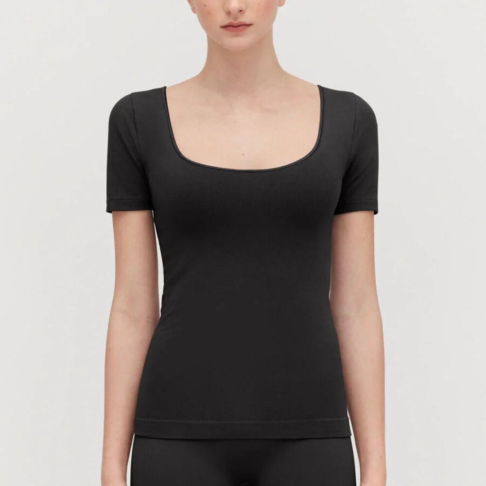 CUYANA Stretch Scoop Neck Tee in Black, Size XS